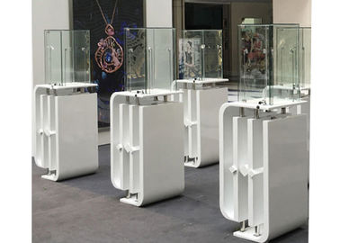 Dispositifs d'affichage en verre personnalisé à revêtement blanc brillant avec lumières LED à pôle élevé