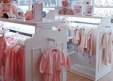 Des vêtements pour bébés soignés et bien rangés