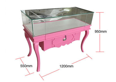 Armoire d'affichage en bois et verre de couleur rose mat avec petits tiroirs