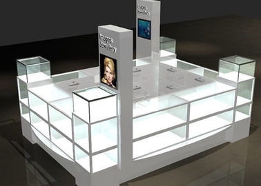 Regardez le kiosque du centre commercial en verre cristallin combinant du bois avec des lumières LED