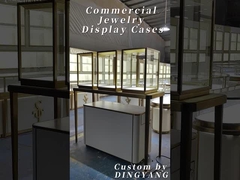 Des vitrines de bijoux beige et or créent un environnement de shopping luxueux et chaleureux