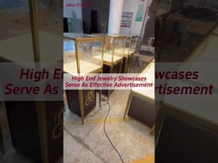 Les vitrines de bijoux haut de gamme servent de publicité efficace